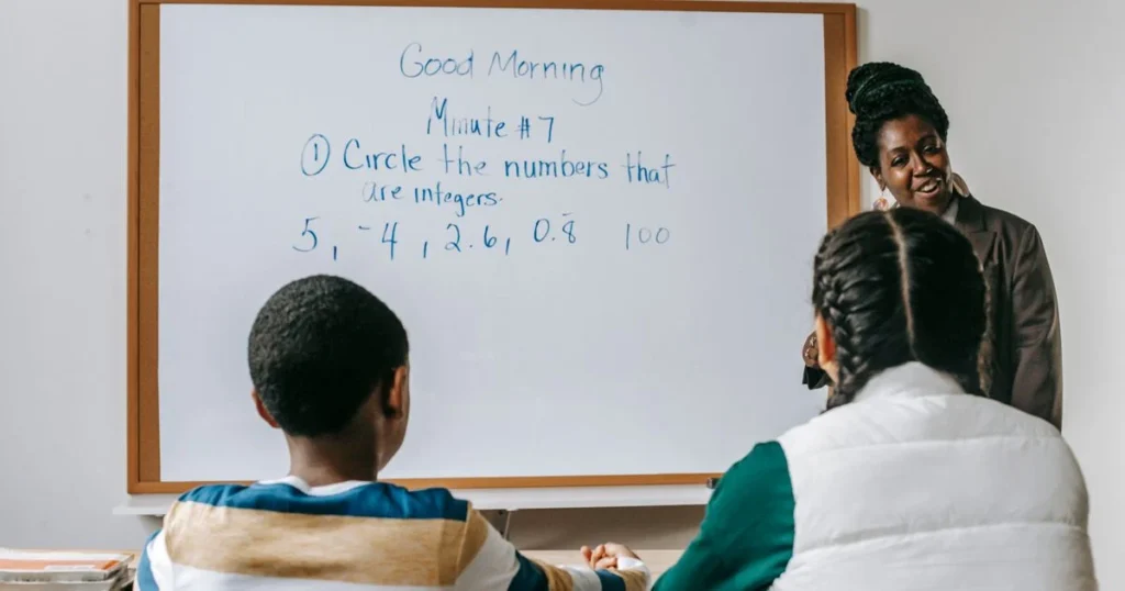 Cara Membangun Komunikasi Positif Antara Guru dan Siswa di Kelas