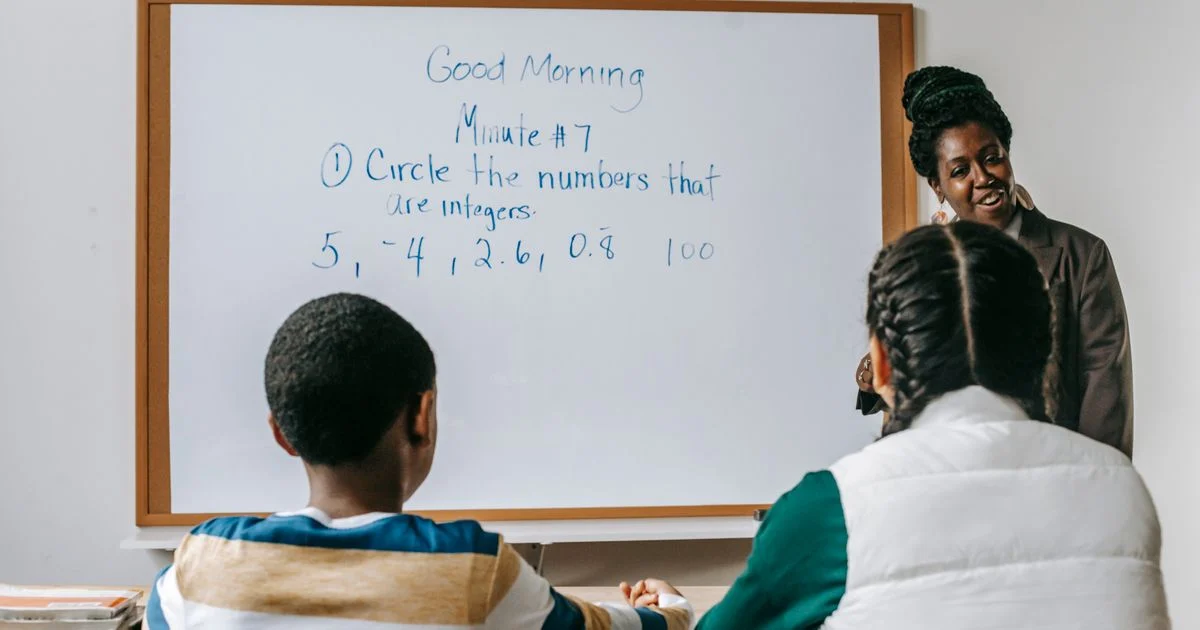 Cara Membangun Komunikasi Positif Antara Guru dan Siswa di Kelas